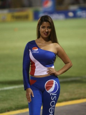 Las hermosas chicas que adornaron el clásico entre Motagua y Olimpia