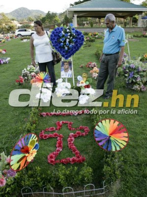 ¡Emotivas! Las fotos de la familia de Arnold Peralta en su tumba