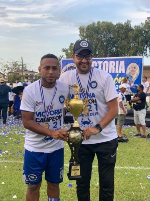 Las otras fotos que no has visto de la celebración del Victoria: 'Chato' Padilla sorprendido por su familia