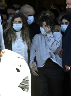 En medio del llanto y aplausos: Así fue el entierro de Diego Maradona en Argentina