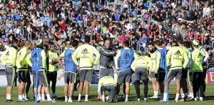 Ante más de cinco mil aficionados, Zidane dirigió su primer entrenamiento.