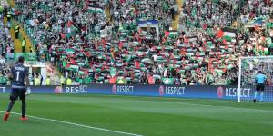 Estas fueron las banderas que los aficionados del Celtic llevaron al Celtic Park. Foto cortesía: EFE