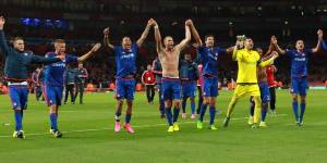 Los jugadores de Olympiacos celebran su victoria hoy, martes 29 de septiembre de 2015, después de un partido entre Olympiacos y Arsenal del grupo F de la Liga de Campeones UEFA, que se disputa en el estadio Emirates en Londres (Reino Unido).