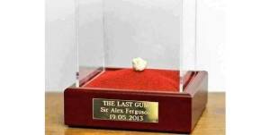 Sir Alex Ferguson es probablemente el técnico más exitoso de la Premier League. Era adicto a la goma de mascar y siempre mascaba algunas durante los juegos del Man. United. La última goma que mascó como DT fue subastada en Internet por 674.000 dólares. La vendió un aficionado que recogió el chicle y lo guardo en una urna de cristal con una placa que decía: “The last gum”.