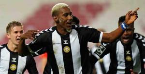 Bryan Róchez celebrando una de sus anotaciones con el Nacional de Madeira.