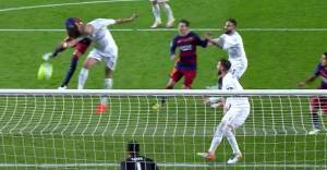 Gerard Piqué le ganó el salto a Pepe y anotó el gol que puso a ganar al Barcelona.