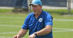 Chris Foerster trabaja como coordinador ofensivo en los Dolphins de la NFL.