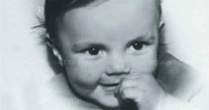 Nació el 17 de enero de 1973 en Tepito, barrio bravo de la ciudad de México. Familia humilde. Creció jugando fútbol en las canchas llaneras. Siempre destacó del resto de sus compañeros. Tenía claro que sería futbolista..