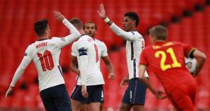 England's midfielder Mason Mount (L) congratulates England's striker Marcus Rashford (R) after he scored from the penalty spot during the UEFA Nations League group A2 football match between England and Belgium at Wembley stadium in north London on October 11, 2020. (Photo by Ian Walton / POOL / AFP) / NOT FOR MARKETING OR ADVERTISING USE / RESTRICTED TO EDITORIAL USE