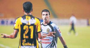 Macías le reclamó fuertemente los errores defensivos que hizo Tejeda que le costaron dos goles al club. Tejeda le dice ¿qué pasa?