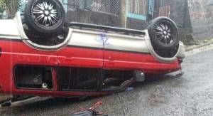 Las fuertes lluvias complicaron también el manejo del vehículo.