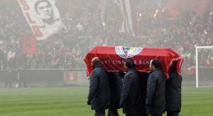 10 mil aficionados visitaron el estadio del Benfica para despedir con todos los honores a Eusebio. Foto: Record de Portugal.