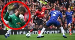 Manchester United's Belgian forward Romelu Lukaku (C) splits the Chelsea defence with a ball between Chelsea's Croatian midfielder Mateo Kovacic (L) and Chelsea's German defender Antonio Rudiger (R) during the English Premier League football match between Manchester United and Chelsea at Old Trafford in Manchester, north west England, on April 28, 2019. (Photo by Paul ELLIS / AFP) / RESTRICTED TO EDITORIAL USE. No use with unauthorized audio, video, data, fixture lists, club/league logos or 'live' services. Online in-match use limited to 120 images. An additional 40 images may be used in extra time. No video emulation. Social media in-match use limited to 120 images. An additional 40 images may be used in extra time. No use in betting publications, games or single club/league/player publications. /