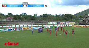 ¡Tremendo riflazo! Defensor Deyron Martínez ‘rompió’ el arco de Upn en golazo de tiro libre