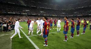 El Real Madrid seguirá siendo homenajeado con pasillos. El 7 de mayo de 2008 le tocó recibirlo del Barcelona. Foto AFP