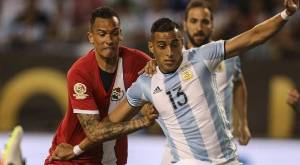 El juego entre argentinos y panameños fue de mucho contacto físico. (En la foto Blas Pérez disputa un balón con Ramíro Funes Mori. Foto: EFE)