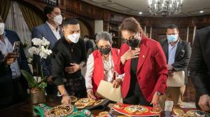 Teófimo López mientras le obsequiaba la presidenta de Honduras uno de sus cinturones.