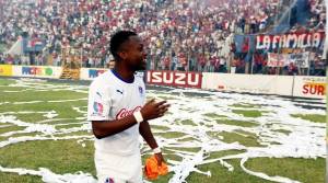 El defensor del Olimpia terminó bastante eufórico por el pase a la final, aquí lo celebra junto al público olimpisya que los acompañó.