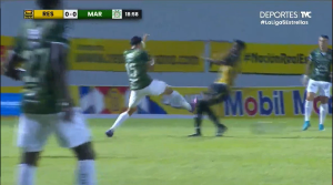 Tremendo planchazo de Allans Vargas contra Franklin Flores que le costó la expulsión en el derbi Real España-Marathón