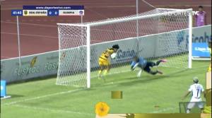 ¡Claro penal! Chapetilla Mejía sacó el balón con su brazo y evita anotación de Olimpia en el clásico ante Real España