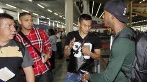 Andy Najar se despide de Juan Carlos García, uno se fue a Bélgica y el otro a Inglaterra. Foto Neptalí Romero