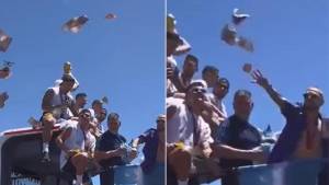 Alejandro Gómez lanzó dinero desde el autobús para los hinchas que estaban cerca del autobús.