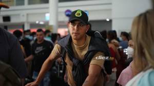 Luis Palma saliendo del aeropuerto Ramón Villeda Morales. Foto: Mauricio Ayala.