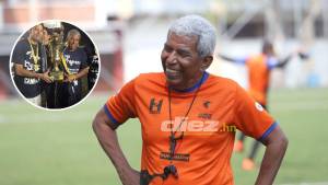 Alegre y entusiasmado se mostraba el técnico de los Lobos, Héctor Castellón, al finalizar el entrenamiento. Foto: Marvin Salgado.