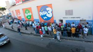 Las extensas filas por comprar un boleto en el estadio Nacional para la final.