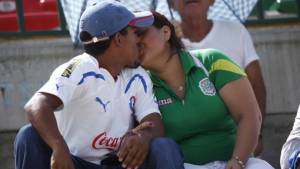 Ahí en las gradas hay pasión como lo demuestran estos dos aficionados...