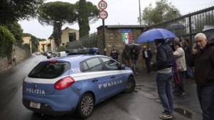 La presencia de agentes en la concentración de la selección absoluta italiana en Coverciano, en Florencia.