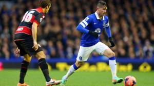 Bryan Oviedo (azul) es una de las figuras de Costa Rica para el Mundial de Brasil 2014.