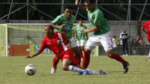 Claudio Cardozo trata de controlar ante la marca de Óscar Zepeda.