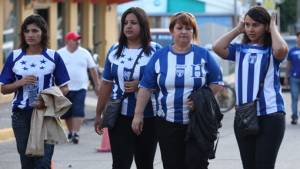 Estas damas no han perdido oportunidad para colocarse los colores de la H.