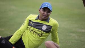 Donis Escober relajado en el entrenamiento de este viernes en el Nacional.