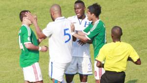 Tras las manotadas de Víctor Bernárdez, Chicharito se levantó furioso a reclamarle al delantero.