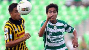 Juan Enríquez del Santos intenta superar al defensa del Real España Daniel Tejeda.