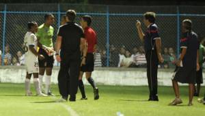 El momento en que el arquero Escober y sus compañeros le reclamaron al árbitro Omar Leiva.