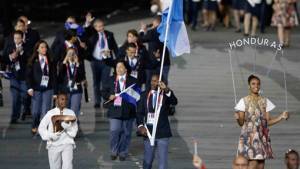 La Bandera de Honduras cargada por Ronald Bennett durante el desfile.
