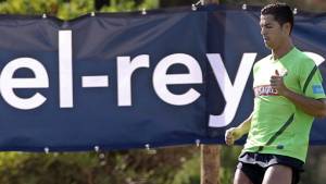 El delantero luso del Real Madrid Cristiano Ronaldo participa en el entrenamiento de la selección portuguesa.