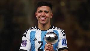 Enzo Fernández fue galardonado como el mejor futbolista joven del Mundial de Qatar 2022.