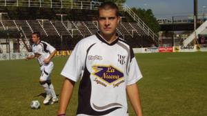 Yair Soloaga es argentino y juega como volante.
