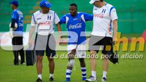 El volante catracho sufrió un esguince en la rodilla derecha producto de un choque con Brian Béckeles.