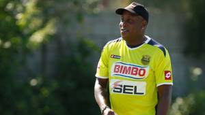 El entrenador Hernán Medford va por mantener el liderato de Real España esta jornada.