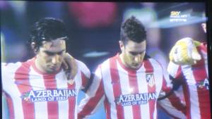 Jugadores del Atlético de Madrid portaron un listón negro en el brazo derecho en honor a 'La Coneja' Cardona.