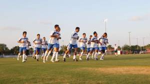 Selección de Honduras entrenando en la cancha de la Universidad de Houston.