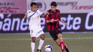 Javier Portillo recibe la marca de José Salvatierra en el amistoso de este martes.