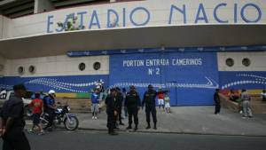 La la Policía Nacional también estará en el estadio por lo caliente que ha estado el ambiente del partido.
