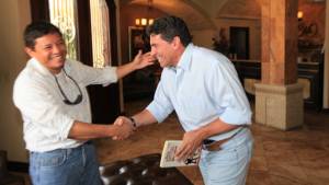 Luis Suárez al momento de saludar muy amenamente al escrito hondureño Mario Berríos.