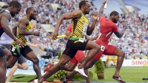 Usain Bolt completó su triplete en Moscú al conseguir, como miembro del relevo jamaicano de 4x100